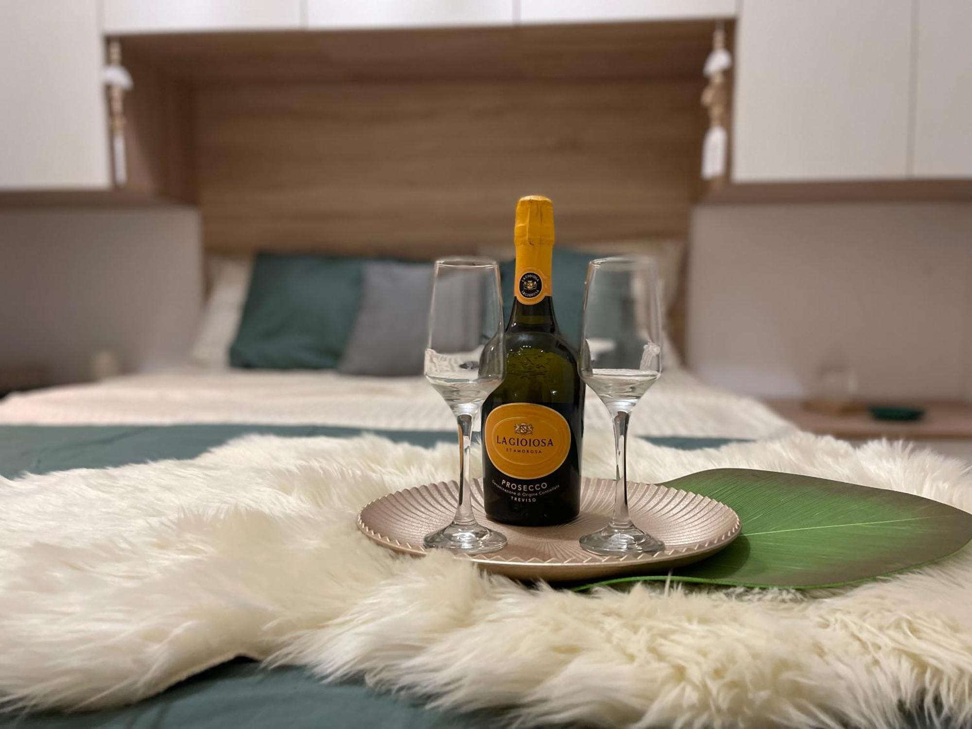 Rose Luxury Apartment Palace บูคาเรสต์ ภายนอก รูปภาพ